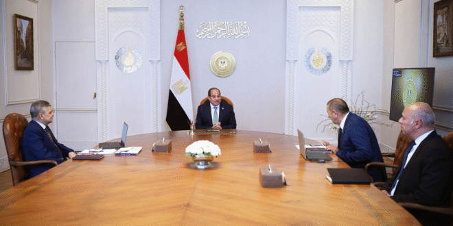 الرئيس يتابع حركة الملاحة فى قناة السويس