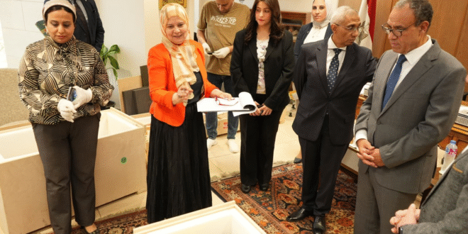 إستلام اثار مصرية مهربة