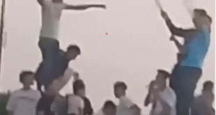 ##شباب يحملون اسلحة بيضاء فوق سيارة