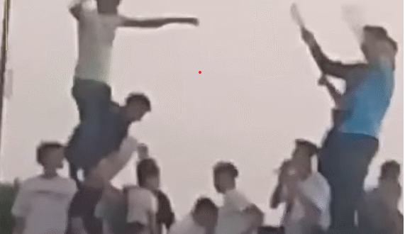 ##شباب يحملون اسلحة بيضاء فوق سيارة