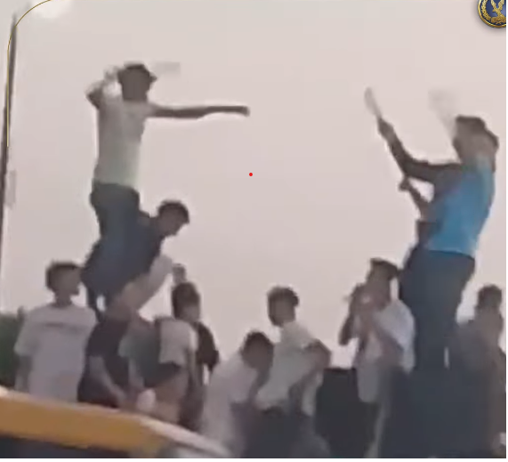 ##شباب يحملون اسلحة بيضاء فوق سيارة