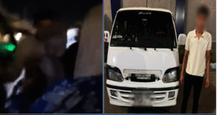 سائق يقف أمام سيارته