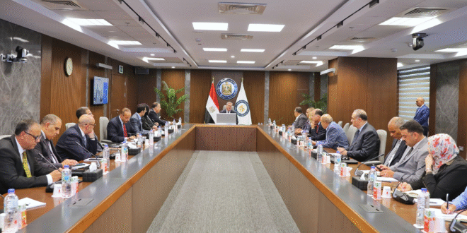 وزير البترول مع الخبراء والمفكرين