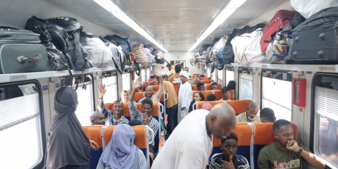 قطار ينقل السودانيين من القاهرة لميناء السد العالي