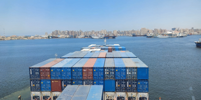 حاويات على سفن فى ميناء الإسكندرية