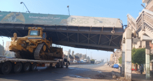 اصطدام لتريلا محملة ببلدوزر بكوبري مشاة