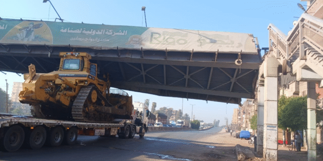 اصطدام لتريلا محملة ببلدوزر بكوبري مشاة